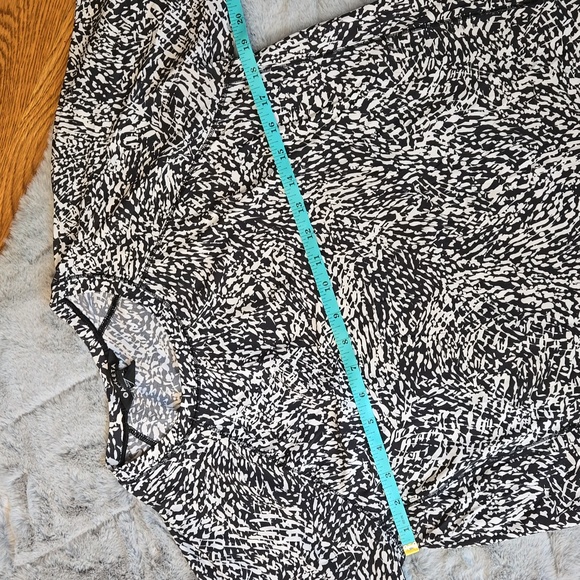 Athleta Black/White Long Sleeve Shirt, Women's Size Medium, Great Condition - Picture 2 of 9